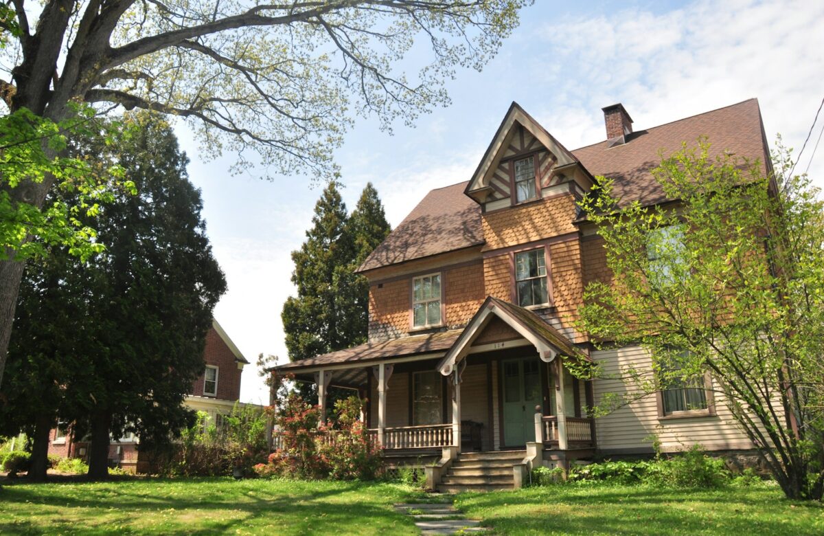 Wohnhaus mit Garten