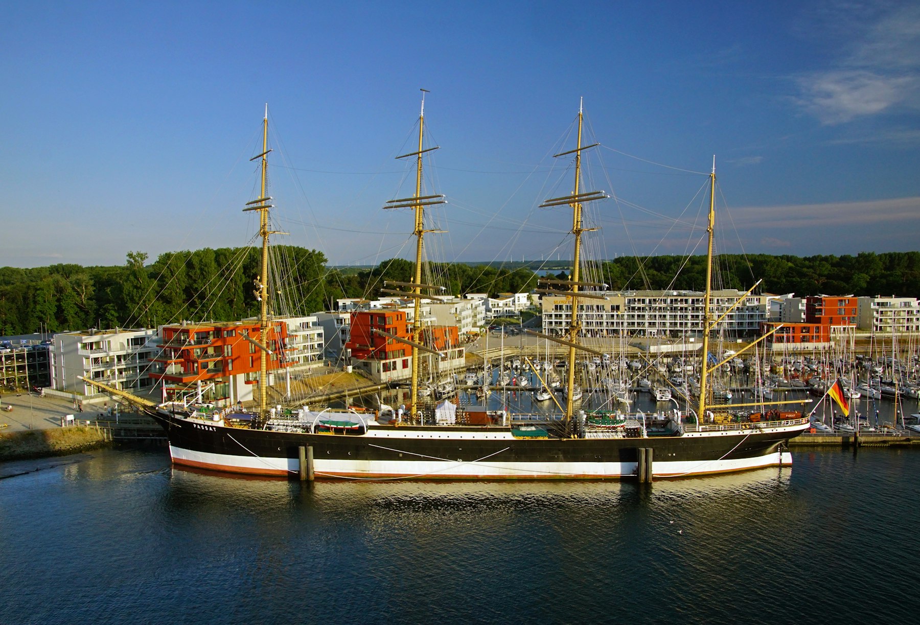 Segelschiff im Hafen von Travemünde